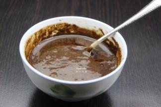 仙草粉加150克清水拌均成仙草糊；PS：拌均至无颗粒状；