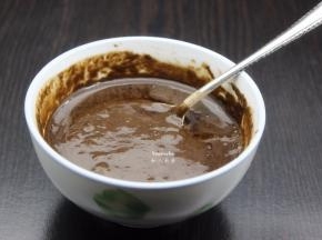仙草粉加150克清水拌均成仙草糊；PS：拌均至无颗粒状；