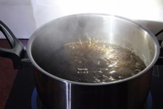 1000克清水煮沸，倒入仙草糊再次煮沸，一边煮一边拌均；