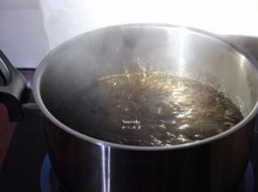 1000克清水煮沸，倒入仙草糊再次煮沸，一边煮一边拌均；