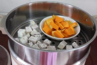 紫芋、南瓜分别去皮、切块；放入蒸锅中蒸熟；