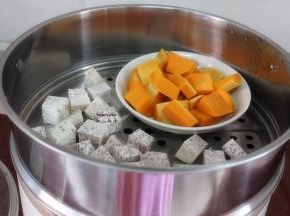 紫芋、南瓜分别去皮、切块；放入蒸锅中蒸熟；
