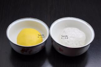 分别用料理机打成泥；木薯粉分成二等分，分别加入紫芋泥、南瓜泥中，煮沸的糖水拌均，揉成二个颜色的光滑团；