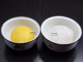 分别用料理机打成泥；木薯粉分成二等分，分别加入紫芋泥、南瓜泥中，煮沸的糖水拌均，揉成二个颜色的光滑团；