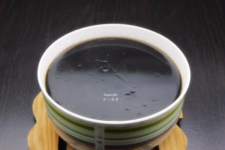 煮好的仙草倒入保鲜盒中，冷却，放入冰箱冷藏1小时；