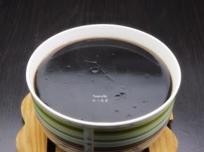 煮好的仙草倒入保鲜盒中，冷却，放入冰箱冷藏1小时；