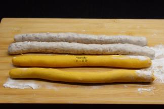 多次来回揉，揉成长条；