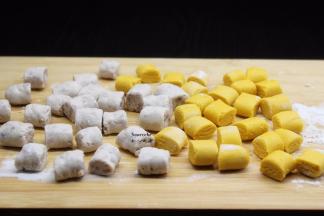 各颜色均匀分成等量切好；