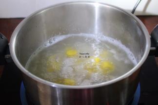 适量的清水煮沸，放入做好芋圆，煮熟；芋圆煮熟捞出，仙草切块，加入适量的白砂糖，拌均即可