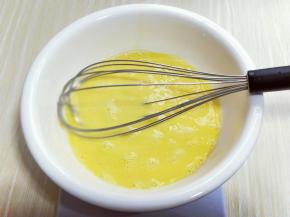 蛋黄和蛋清，分别再无油无水的容器里，先做蛋黄糊，蛋黄用手动打蛋器打散，加入牛奶继续打均匀至看不到牛奶。加入玉米油，使油和蛋液完全融合再一起，(色拉油也可以，但是一定要无味的)不建议使用黄油或橄榄油。