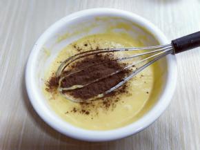 加入可可粉，用硅胶铲翻拌均匀，看不到可可干粉。