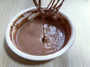 这样可可蛋黄糊就做好了，放在旁边备用。(面糊提起打蛋器轻松顺滑的滴落下去，且无干粉。)