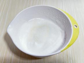 细腻时再加入三分之一细砂糖，高速打发，打至湿性发泡时加入最后的细砂糖，继续打发只蛋白有明显纹路。