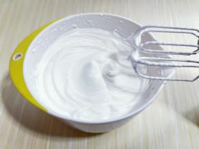 将电动打蛋器低速打，感觉有些阻力时停止。提起打蛋器有微微的弯勾即可。