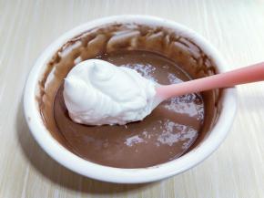 取三分之一蛋白放入可可蛋糊中，翻拌均匀，从底部往上翻，手法要轻。