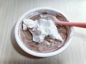 再取三分之一蛋白放入可可糊中，保持翻拌的手法，至均匀看不到蛋白霜。