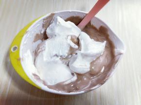 最后将可可糊倒入蛋白器具中，继续翻拌，直到看不见蛋白为止。