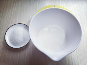 准备打发奶油，把细砂糖倒入淡奶油中。