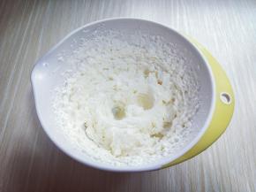 启动电动打蛋器，高速将奶油打发即可。