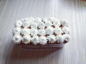 再放一片蛋糕，再挤上奶油。