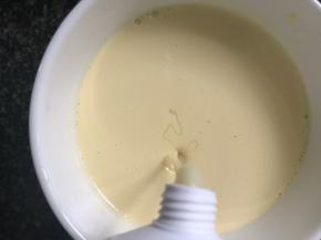 加入炼乳，搅拌均匀