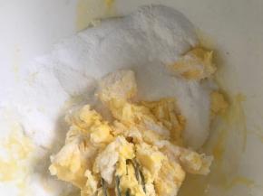 黄油室温软化后加入糖粉，搅拌均匀