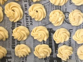 挤在铺好油纸的烤盘中，大小随自己，同时180度预热烤箱