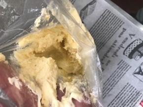 烤盘铺上油纸，裱花袋装入自己喜欢的裱花嘴，把拌好的曲奇糊，装入裱花袋里，拧紧袋口