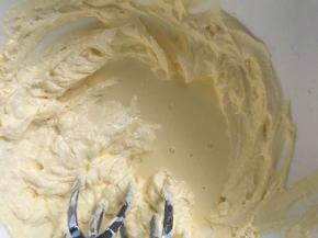 分次加入蛋黄液，每次加入后拌匀，再加入