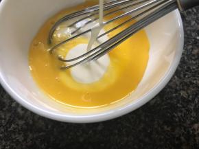 把淡奶油加入蛋黄中，搅拌均匀