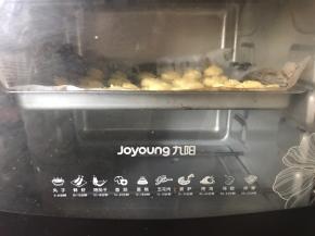 放入预热好的烤箱上层，180度烤20分钟，再160度烤20分钟