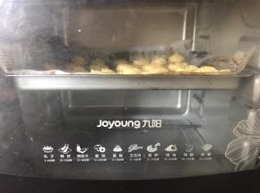 放入预热好的烤箱上层，180度烤20分钟，再160度烤20分钟