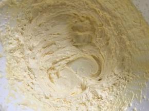 用电动打蛋器打发至颜色变白