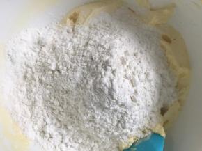 加入分类，用刮刀拌匀