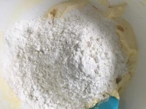 加入分类，用刮刀拌匀
