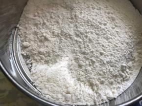 筛入面粉，搅拌均匀