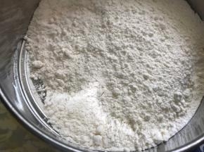 筛入面粉，搅拌均匀