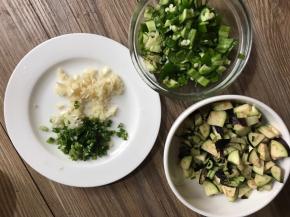 把所需食材洗净切末，备用