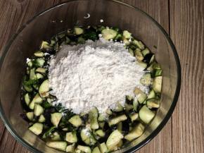 加入面粉，搅拌均匀