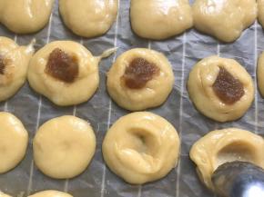 用茶匙在中间挖一小窝窝，放入苹果酱，放入烤箱中层，180度烤30分钟即可