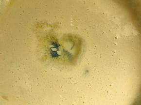 分次加入鸡蛋，每次加入搅拌均匀，再加入