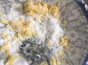 黄油室温软化后加入糖和糖粉，拌匀，用电动打蛋器打发