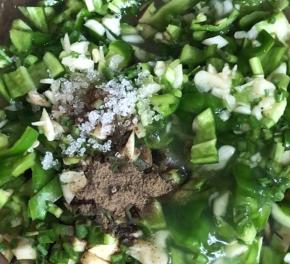 把除面粉外的所有食材，混合在一起，加入胡椒粉和糖