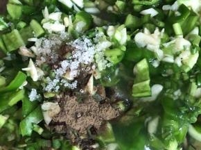 把除面粉外的所有食材，混合在一起，加入胡椒粉和糖