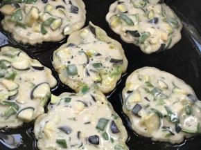 用汤勺舀一勺一个，放入锅中，中小火慢煎