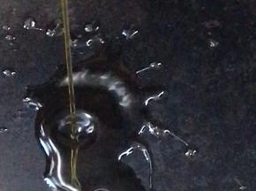 平底锅置火上，淋入适量食用油