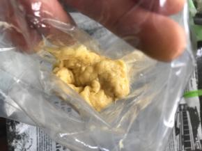 装入裱花袋中，拧紧袋口，烤盘铺上油纸，烤箱180度预热一下