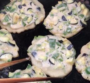 煎至表面变色，翻面再煎