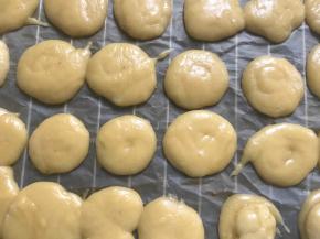 把曲奇泥挤在烤盘中，大小随自己心意