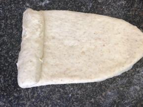 定型，分成三等分，用擀面杖擀成长条，在一头卷起成卷